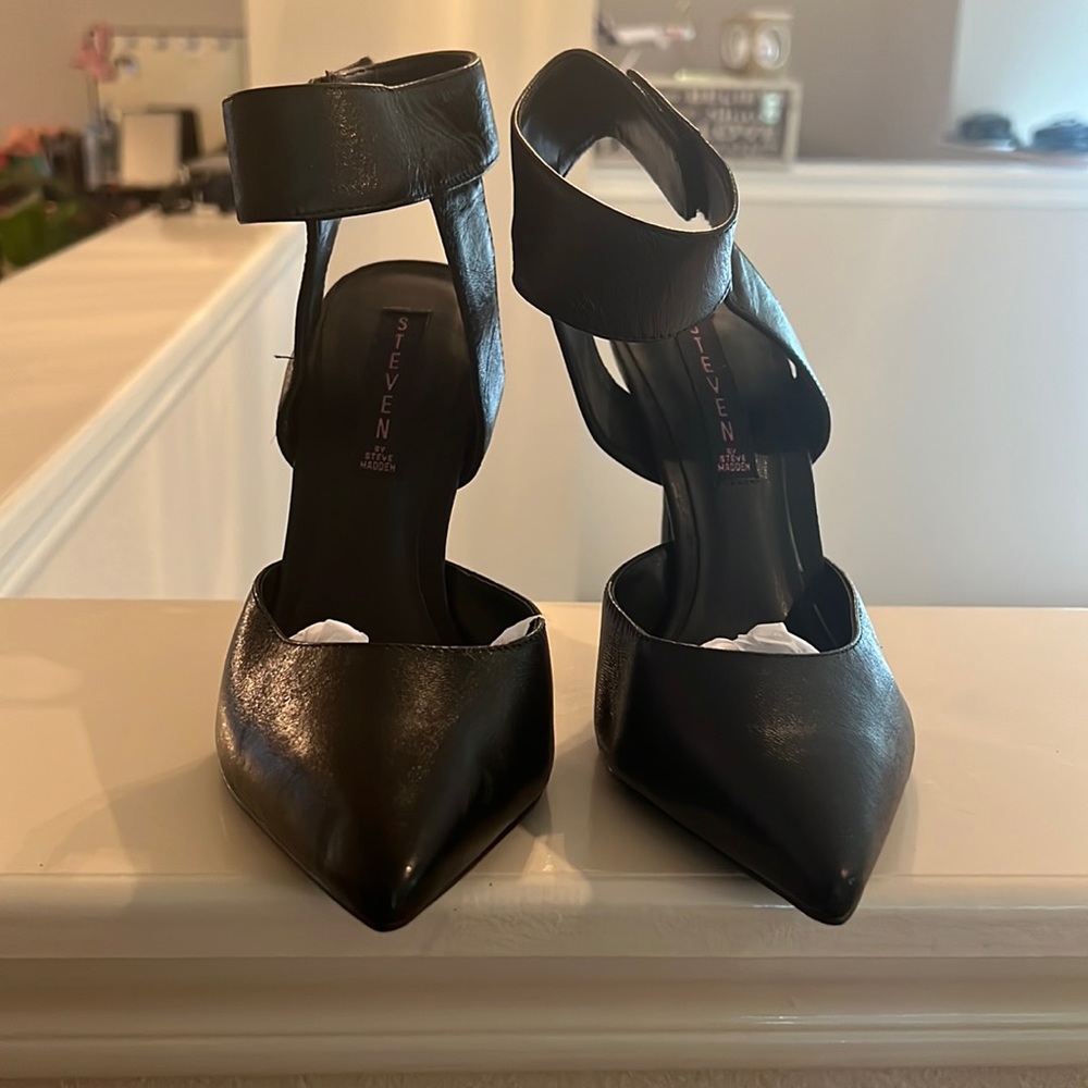 NEW Black leather pump